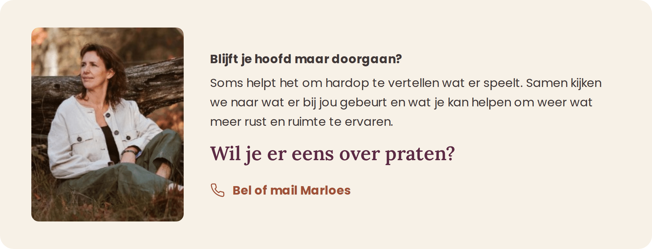 Marloes Hoevenaars, adem-, stress- en burn-outcoach, zittend in de natuur. Blijft je hoofd maar doorgaan? Soms helpt het om hardop te vertellen wat er speelt. Wil je er eens over praten? Bel of mail Marloes